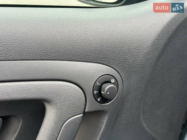 Серый Шкода Фабия, объемом двигателя 1.6 л и пробегом 204 тыс. км за 7950 $, фото 73 на Automoto.ua