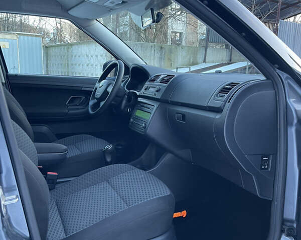 Серый Шкода Фабия, объемом двигателя 1.2 л и пробегом 219 тыс. км за 5399 $, фото 7 на Automoto.ua