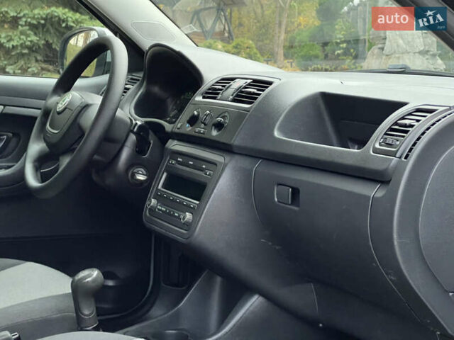 Шкода Фабия 2011 в Трускавце на Automoto.ua Серый Шкода Фабия, объемом двигателя 1.6 л и пробегом 242 тыс. км за 5950 $, фото 76 на Automoto.ua