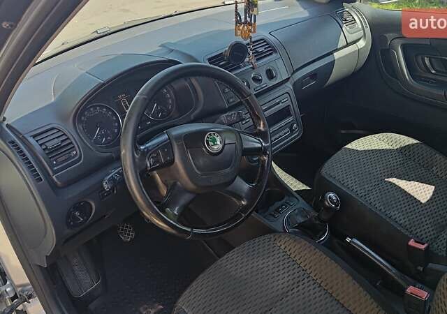 Сірий Шкода Фабія, об'ємом двигуна 1.6 л та пробігом 300 тис. км за 5500 $, фото 9 на Automoto.ua