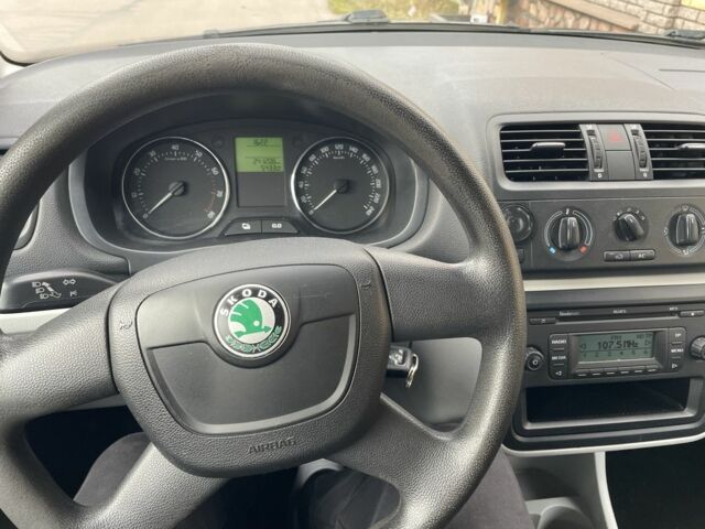 Шкода Фабия 2011 в Сарнах на Automoto.ua Серый Шкода Фабия, объемом двигателя 1.4 л и пробегом 241 тыс. км за 5500 $, фото 6 на Automoto.ua
