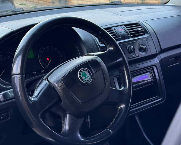 Серый Шкода Фабия, объемом двигателя 1.39 л и пробегом 211 тыс. км за 4250 $, фото 10 на Automoto.ua