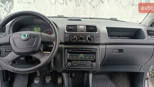 Сірий Шкода Фабія, об'ємом двигуна 1.6 л та пробігом 273 тис. км за 5998 $, фото 12 на Automoto.ua