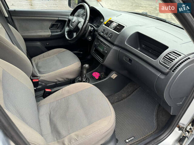 Серый Шкода Фабия, объемом двигателя 1.6 л и пробегом 250 тыс. км за 5999 $, фото 5 на Automoto.ua