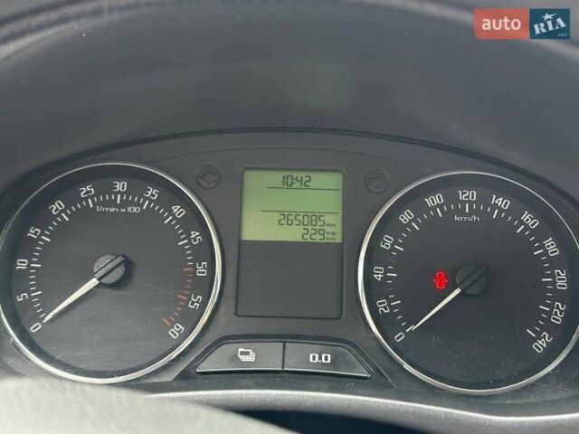 Шкода Фабия 2012 в Львове на Automoto.ua Серый Шкода Фабия, объемом двигателя 1.6 л и пробегом 267 тыс. км за 7190 $, фото 18 на Automoto.ua