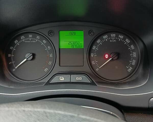 Серый Шкода Фабия, объемом двигателя 1.6 л и пробегом 254 тыс. км за 6200 $, фото 22 на Automoto.ua