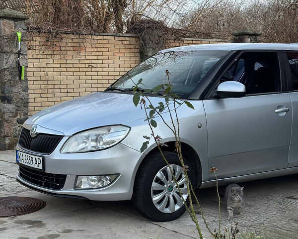 Серый Шкода Фабия, объемом двигателя 1.39 л и пробегом 211 тыс. км за 4250 $, фото 4 на Automoto.ua