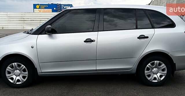 Сірий Шкода Фабія, об'ємом двигуна 1.6 л та пробігом 273 тис. км за 5998 $, фото 3 на Automoto.ua