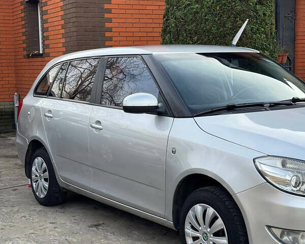 Серый Шкода Фабия, объемом двигателя 1.39 л и пробегом 211 тыс. км за 4250 $, фото 3 на Automoto.ua