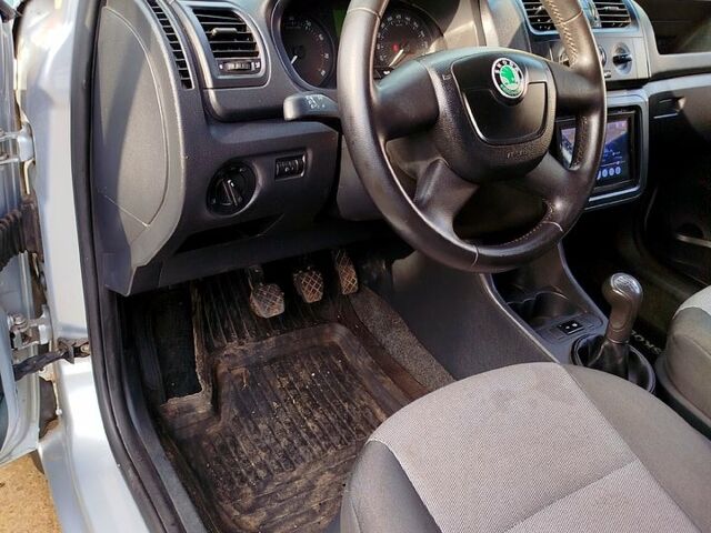 Серый Шкода Фабия, объемом двигателя 1.2 л и пробегом 160 тыс. км за 4800 $, фото 3 на Automoto.ua