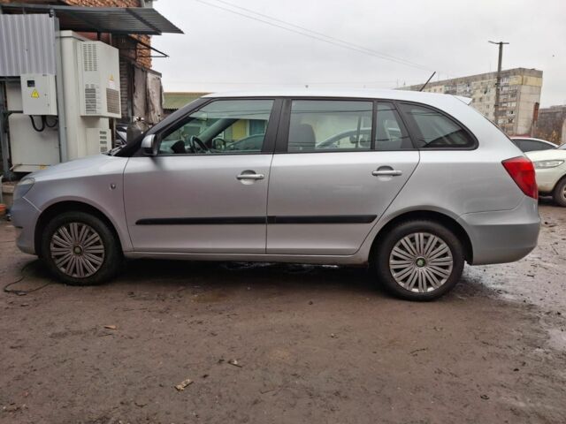 Серый Шкода Фабия, объемом двигателя 1.6 л и пробегом 299 тыс. км за 5000 $, фото 2 на Automoto.ua