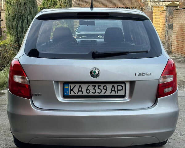 Серый Шкода Фабия, объемом двигателя 1.39 л и пробегом 211 тыс. км за 4250 $, фото 5 на Automoto.ua