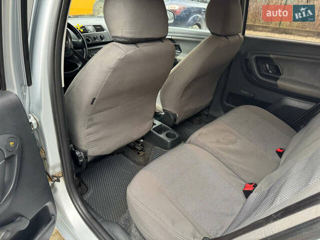 Серый Шкода Фабия, объемом двигателя 1.6 л и пробегом 250 тыс. км за 5999 $, фото 8 на Automoto.ua