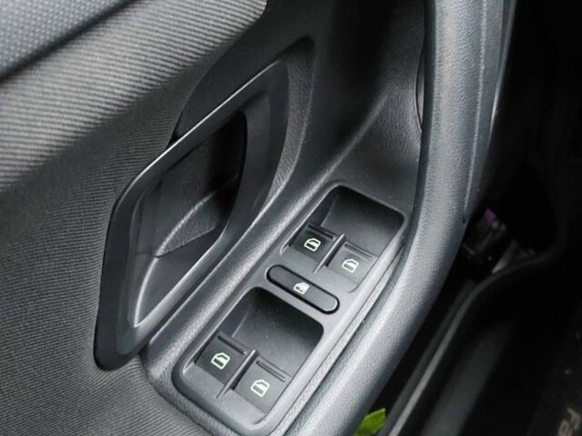 Шкода Фабия 2013 в Ужгороде на Automoto.ua Серый Шкода Фабия, объемом двигателя 0 л и пробегом 144 тыс. км за 7500 $, фото 4 на Automoto.ua