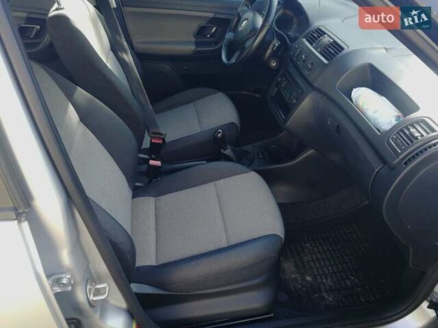 Серый Шкода Фабия, объемом двигателя 1.6 л и пробегом 260 тыс. км за 6800 $, фото 5 на Automoto.ua