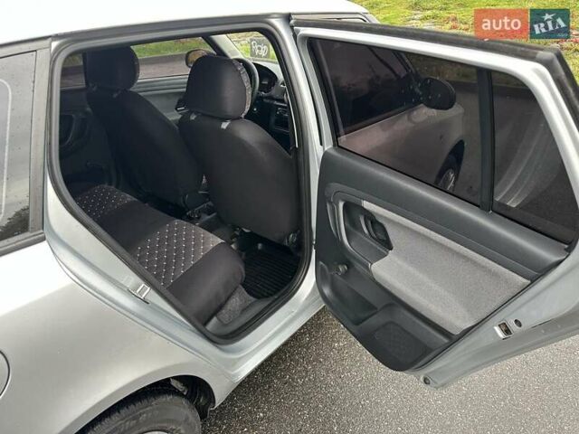 Серый Шкода Фабия, объемом двигателя 1.39 л и пробегом 180 тыс. км за 5500 $, фото 13 на Automoto.ua