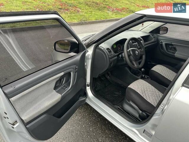 Серый Шкода Фабия, объемом двигателя 1.39 л и пробегом 180 тыс. км за 5500 $, фото 8 на Automoto.ua