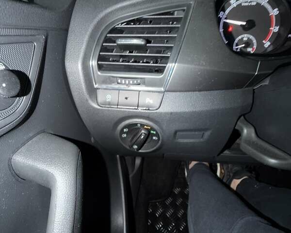 Серый Шкода Фабия, объемом двигателя 1 л и пробегом 71 тыс. км за 11400 $, фото 24 на Automoto.ua