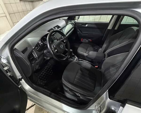 Серый Шкода Фабия, объемом двигателя 1 л и пробегом 71 тыс. км за 11400 $, фото 18 на Automoto.ua