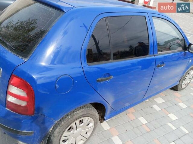 Синий Шкода Фабия, объемом двигателя 1.4 л и пробегом 250 тыс. км за 3200 $, фото 2 на Automoto.ua