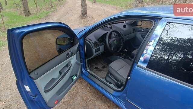 Синій Шкода Фабія, об'ємом двигуна 1.39 л та пробігом 300 тис. км за 3500 $, фото 6 на Automoto.ua