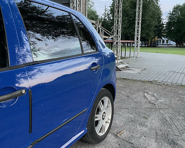 Синий Шкода Фабия, объемом двигателя 1.4 л и пробегом 210 тыс. км за 3500 $, фото 2 на Automoto.ua