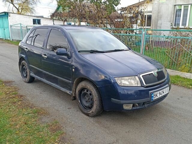 Синий Шкода Фабия, объемом двигателя 1.4 л и пробегом 300 тыс. км за 2350 $, фото 2 на Automoto.ua