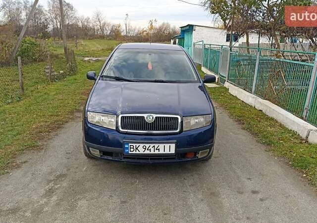 Синий Шкода Фабия, объемом двигателя 1.4 л и пробегом 300 тыс. км за 2250 $, фото 4 на Automoto.ua
