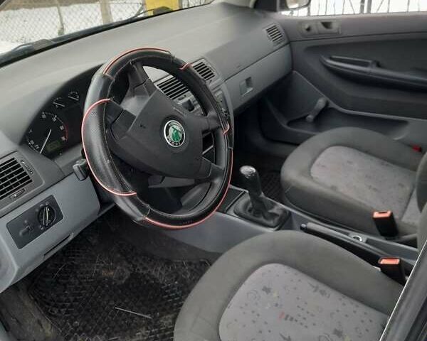 Синий Шкода Фабия, объемом двигателя 1.39 л и пробегом 149 тыс. км за 3700 $, фото 4 на Automoto.ua