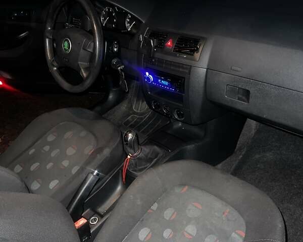 Синий Шкода Фабия, объемом двигателя 1.39 л и пробегом 217 тыс. км за 3400 $, фото 8 на Automoto.ua