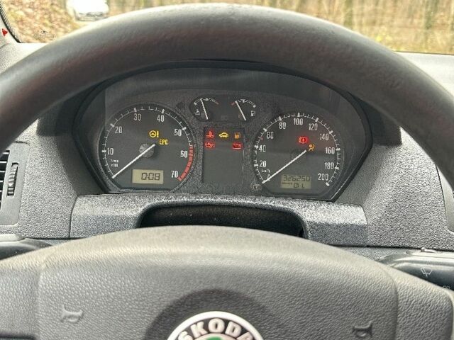 Синий Шкода Фабия, объемом двигателя 1.4 л и пробегом 330 тыс. км за 3500 $, фото 7 на Automoto.ua