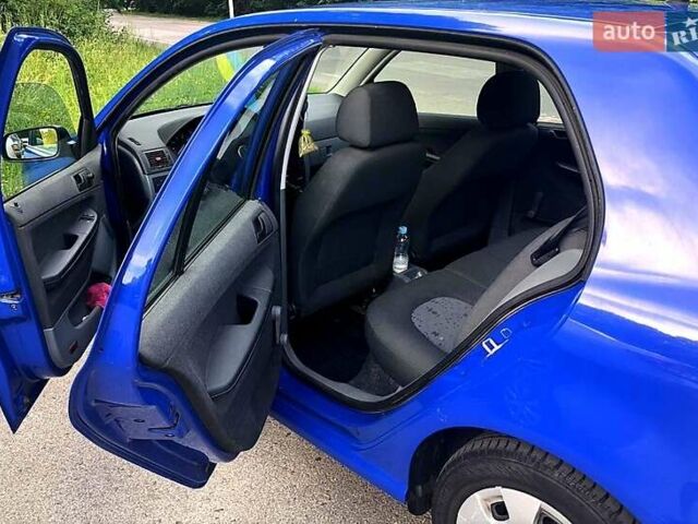 Шкода Фабия 2003 в Полтаве на Automoto.ua Синий Шкода Фабия, объемом двигателя 1.2 л и пробегом 248 тыс. км за 3300 $, фото 3 на Automoto.ua