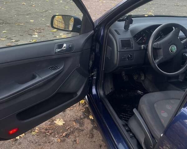 Синий Шкода Фабия, объемом двигателя 1.39 л и пробегом 217 тыс. км за 3400 $, фото 2 на Automoto.ua