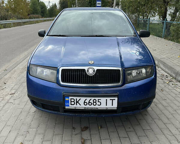 Шкода Фабия 2003 в Костополе на Automoto.ua Синий Шкода Фабия, объемом двигателя 1.2 л и пробегом 300 тыс. км за 2650 $, фото 1 на Automoto.ua