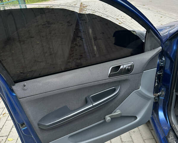 Шкода Фабия 2003 в Костополе на Automoto.ua Синий Шкода Фабия, объемом двигателя 1.2 л и пробегом 300 тыс. км за 2650 $, фото 8 на Automoto.ua