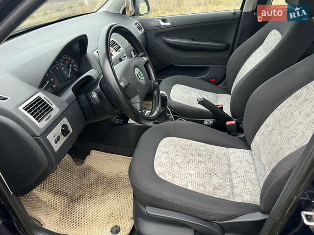 Синий Шкода Фабия, объемом двигателя 1.39 л и пробегом 305 тыс. км за 3750 $, фото 4 на Automoto.ua