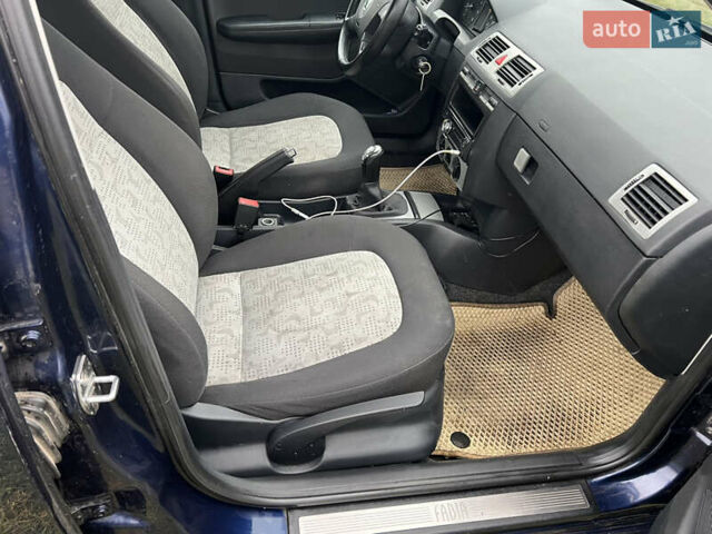 Синий Шкода Фабия, объемом двигателя 1.39 л и пробегом 305 тыс. км за 3750 $, фото 6 на Automoto.ua