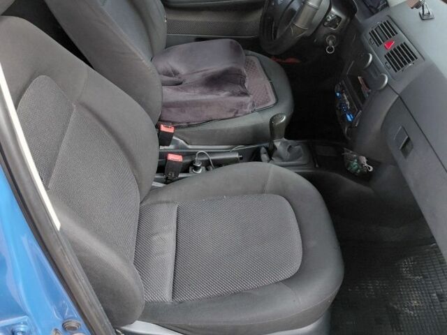 Синій Шкода Фабія, об'ємом двигуна 1.4 л та пробігом 335 тис. км за 2800 $, фото 4 на Automoto.ua