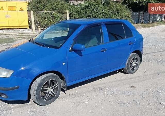 Синій Шкода Фабія, об'ємом двигуна 1.4 л та пробігом 300 тис. км за 4000 $, фото 2 на Automoto.ua