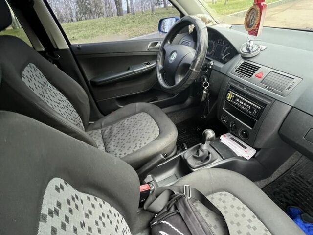 Синий Шкода Фабия, объемом двигателя 1.4 л и пробегом 191 тыс. км за 4250 $, фото 5 на Automoto.ua