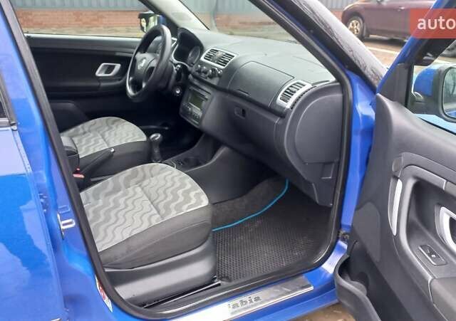 Синий Шкода Фабия, объемом двигателя 1.2 л и пробегом 252 тыс. км за 4500 $, фото 1 на Automoto.ua