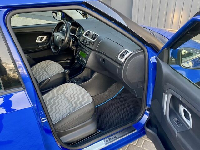 Синий Шкода Фабия, объемом двигателя 1.2 л и пробегом 225 тыс. км за 3300 $, фото 4 на Automoto.ua