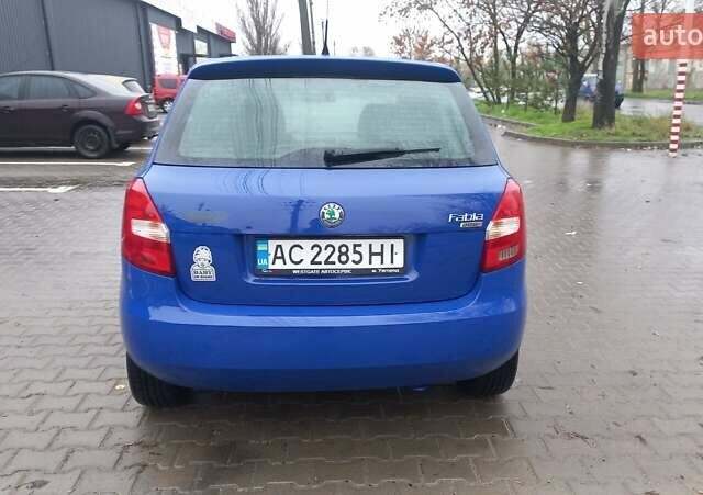 Синий Шкода Фабия, объемом двигателя 1.2 л и пробегом 252 тыс. км за 4500 $, фото 2 на Automoto.ua