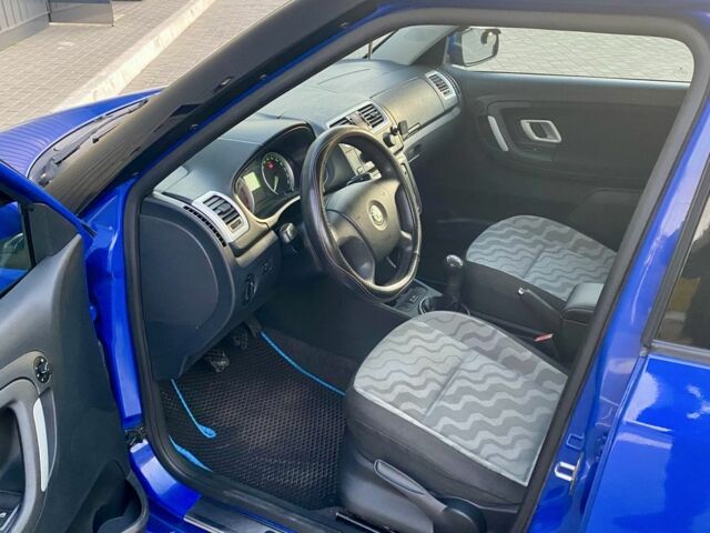 Синий Шкода Фабия, объемом двигателя 1.2 л и пробегом 225 тыс. км за 3300 $, фото 5 на Automoto.ua