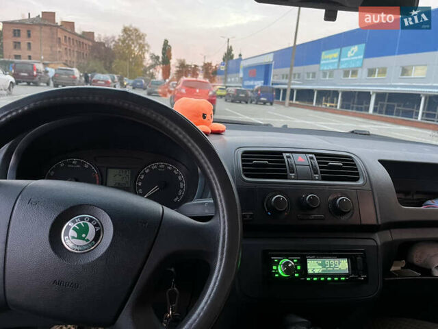 Синий Шкода Фабия, объемом двигателя 1.2 л и пробегом 235 тыс. км за 3400 $, фото 4 на Automoto.ua