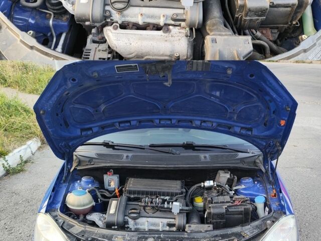 Синий Шкода Фабия, объемом двигателя 1.4 л и пробегом 254 тыс. км за 5400 $, фото 4 на Automoto.ua