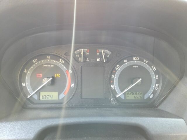 Синий Шкода Фабия, объемом двигателя 1.2 л и пробегом 228 тыс. км за 2700 $, фото 7 на Automoto.ua