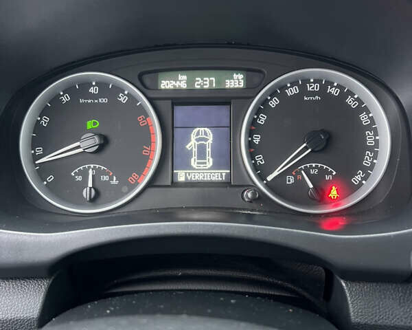 Синий Шкода Фабия, объемом двигателя 1.6 л и пробегом 202 тыс. км за 6900 $, фото 10 на Automoto.ua