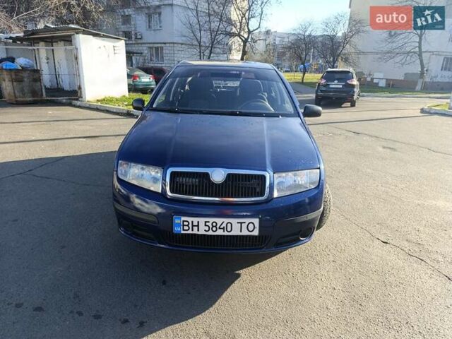 Синий Шкода Фабия, объемом двигателя 1.2 л и пробегом 215 тыс. км за 3300 $, фото 2 на Automoto.ua