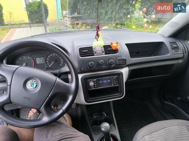 Синий Шкода Фабия, объемом двигателя 1.2 л и пробегом 240 тыс. км за 3200 $, фото 2 на Automoto.ua